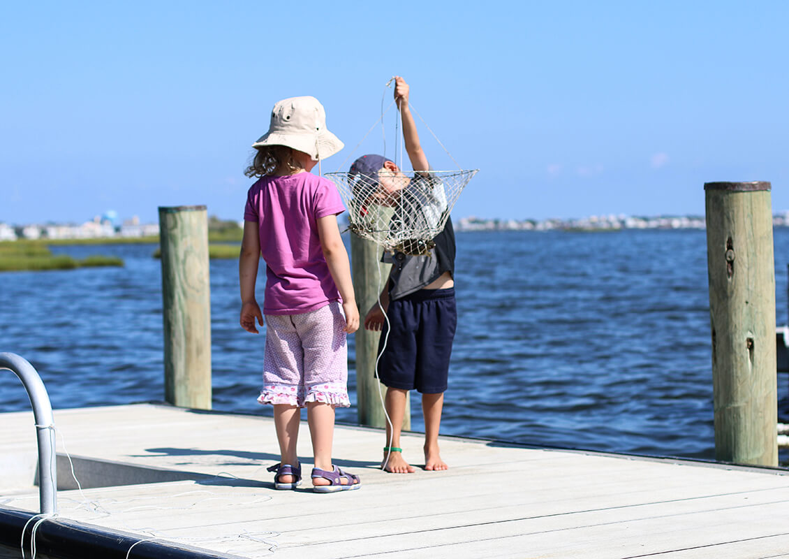 kids with crabbing net